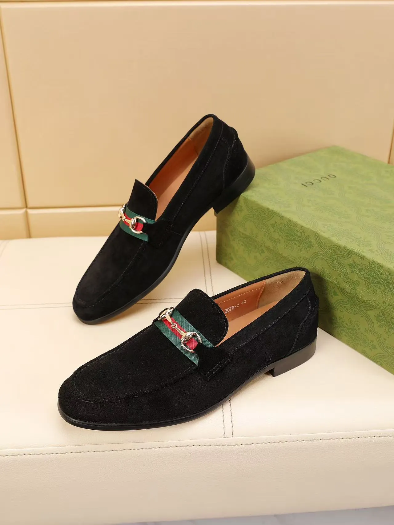 Men's men's shoes 💰440 🆘【GUCCI】Gucci ·🐂里· Hot-selling beanie shoes, top brand luxury, top quality, latest fashion beanie shoes.. The upper is made of original high mercerized smooth cow suede. (Full top-layer water-dyed 🐂 leather and lining). The original stylish and stylish soft rubber wear-resistant and non-slip outsole is light and comfortable on the foot, available in 3 colors! Matching code: 39-45 (38.46. Customized)